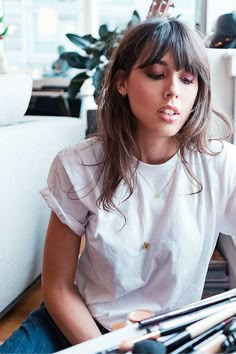 Undone Hair, Makeup Recipes, Medium Shag Haircuts, French Girl Style, French Beauty, Artist Outfit, French Hair, Trendy Makeup