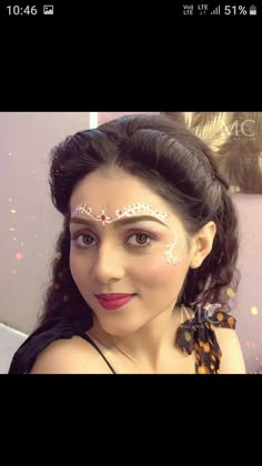 Radharani Makeup Look, Radha Bindi Design, Radha Face Painting, Radha Eye Makeup, Radha Krishna Makeup Look, Gopi Dots Face Paintings, Radha Makeup Look, Radha Costume