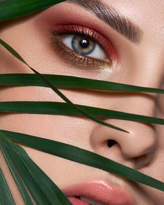 BMQ1Q3D9BE Makeup Portrait, Makeup Shoot, Photo Face, Beauty Makeup Photography, Shots Ideas, Cool Makeup Looks, Photoshoot Makeup, Branding Shoot, Beauty Shoot