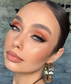 Maquiagem coral é tendência! Se inspire e faça a sua Orange Make Up, Coral Dress Makeup, Coral Makeup Looks, Coral Eye Makeup, Coral Makeup, Wedding Guest Makeup, Peach Makeup, Orange Makeup, Bridal Eye Makeup