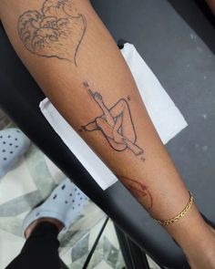 Small Dope Tattoos, Detailed Tattoos, Armband Tattoos, Pretty Hand Tattoos, Tasteful Tattoos, Pretty Tattoos For Women, Tattoos For Black Skin, Red Ink Tattoos, Popular Characters