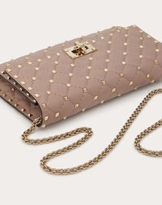 Rockstud Spike Nappa Leather Crossbody Clutch Bag for Woman in Poudre Valentino Rockstud Bag, Galaxy Stuff, Valentino Clutch, Rhombus Pattern, Valentino Rockstud, Chain Crossbody Bag, Crossbody Clutch, Valentino Bags, Leather Zipper