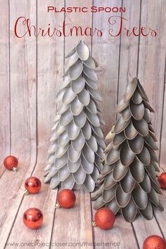 an image of christmas trees made out of cookie tins on a wooden background with text reading plastic spoon christmas trees