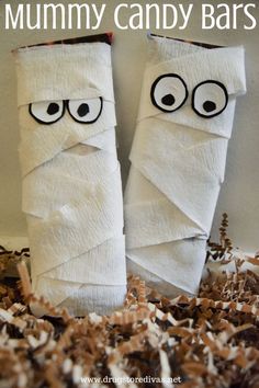 two wrapped candy bars with googly eyes on them and text overlay that reads, how to make an easy diy halloween candy bar