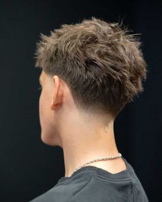 Les tendances capillaires changent en continu et suscitent aussi l’intérêt de la gent masculine. Elles laissent place à des coupes plus modernes et originales. Aujourd’hui, nous allons parler du “Taper sur cheveux longs”, une coupe masculine indémodable, qui grâce à son aspect chic et épuré, a pu résister à l'évolution des coupes de cheveux à travers le temps. Explorons ensemble les dernières tendances et styles de cheveux longs avec le Taper. Nos 40 inspirations vous aideront sans doute à... Mens Haircuts Thick Hair, Mens Haircuts Straight Hair, Fade Haircut Curly Hair, Drop Fade Haircut, Taper Fade Haircut, Mens Hairstyles Thick Hair