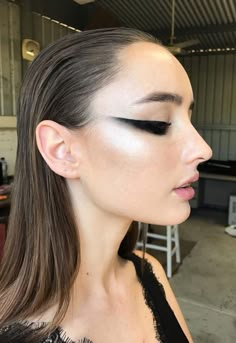 Grafik Eyeliner, Cat Eye Makeup Look, Eyeliner Cat Eye, Eyeliner Cat, Editorial Make-up, Matte Make Up, Fashion Editorial Makeup, Halloween Make-up Looks, Editorial Vogue