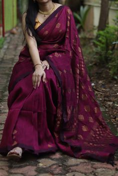 Traditional Indian Saree, Mulmul Saree, Heart Blouse, Beautiful Sarees, Handloom Fabric, Designer Wall, Linen Saree, Saree Models