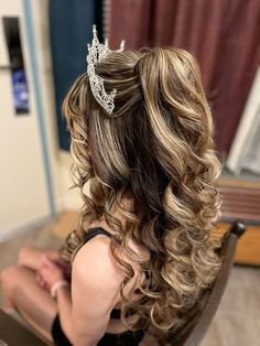 Quince Hairstyles Half Up Half Down Medium Hair, Hair With Tiara Half Up Half Down, Xv Hairstyles Half Up Half Down, Formal Hair With Tiara, Quince Hair With Highlights, Half Up Half Down Hairstyles For Quinceanera, Quinceanera Hair Half Up Half Down, Hair With A Tiara, Sweet 16 Hairstyles With Crown