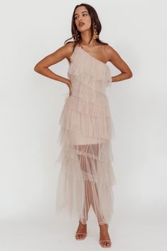 Shop the Arrabel Tiered Ruffle Tulle Maxi Dress Blush | Selfie Leslie Champagne Tulle Dress, Pink Dress Shoes, Tulle Ruffles, Tulle Maxi Dress, Selfie Leslie, Brunch Dress, Veil Hairstyles, Lace Bodycon Dress, Material Girl