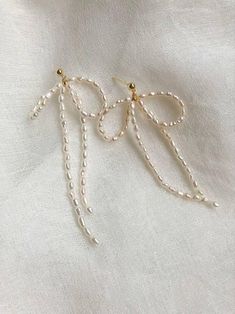 Earrings For White Dress, Bohemian Bridal Jewelry, Pearl Bead Jewelry, Wire Earrings Diy Tutorials, Easy To Make Earrings, Bow Pearl Earrings, Silver Beaded Earrings, Elegant Beaded Jewelry, Pearl Bow Earrings