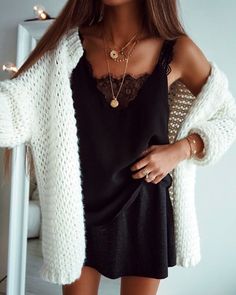 Sundress With Cardigan, Dress With Cardigan Outfit, Stile Casual Chic, Black Sundress, Cardigan Outfit, Quoi Porter, Outfit Chic, Looks Party, Outfit Trends