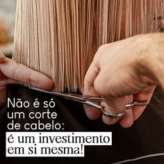 a woman is cutting hair with scissors in front of her face and the caption reads, no e so um carte de cabelo