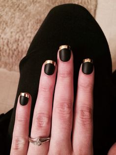 Matte Black Nails With Gold Tips, Black With Gold Tips Nails, Black Nails With Gold French Tip, Short Nails Black And Gold, Black Gold Nails Short, Gold And Black Nails Short, Black Nails Gold Tips, Black Nails With Gold Tips, Black And Gold Nails Short