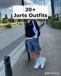 Rock a classic summer look with a jorts outfit! Denim shorts are the ultimate staple for casual cool as temperatures rise. Outfit Ideas Edgy, Jorts Outfit, Denim Shorts Outfit, Outfit Denim, Maxi Skirt Outfits, Rock A, Clothing Essentials, Classic Sneakers, Summer Look