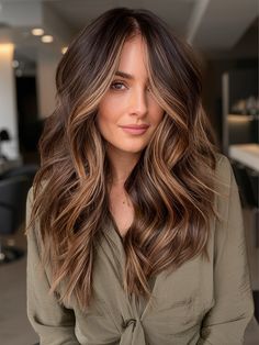 Discover the top winter hair color ideas for brunettes in 2024-2025. From caramel highlights and money piece techniques to balayage, explore fun and natural styles including red dark auburn, short low lights, and dark chocolate brown for all hair types: straight, curly, or medium lengths. Chocolate Brown Balayage Money Piece, Medium Brown To Light Brown Balayage, Medium Brown Caramel Balayage, Chocolate Balayage Medium Length, Dark Brunette Caramel Highlights, Natural Brown With Lowlights, Light Brown Low Lights Brunettes, Balayage With Lowlights Brunettes, Chocolate Caramel Balayage Straight Hair