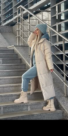 Creme Boots Outfit Winter, Midi Dress And Boots Outfit Winter, Beige Puffer Coat Outfit, Stylish Winter Outfits, Beige Outfit, Cold Outfits, Sweater Trends, Mode Casual