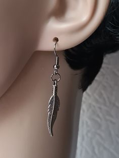 Single feather earring, Feather dangle, Men earring, Symbolic meaning, Silver feather, Silver earring, Gold feather, Gunmetal feather, Gift idea, Native American, Crow feather One earring with ear wire hook, size is 2.1 Inches (52 mm) Charm length 32 mm Earrings are really lightweight and comfortable to wear. Silver Feather Jewelry, Men’s Dangle Earring, Metal Feather Earrings, Crow Earrings, Silver Earrings Aesthetic, Feathers Jewelry, Feather Accessories, Crow Jewelry, Jewlery Earrings