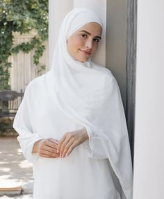 Scarf Fashion Photography, Abaya Inspiration, White Abaya, White Hijab, Hijab Design, Hijab Designs, Hijab Bride, Wedding Makeup Looks, Hijabi Outfits