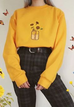 Sweatshirt Aesthetic, Yellow Outfit, Yellow Sweatshirt, Brunch Outfit, Mode Inspo, Tomboy Fashion, Mode Vintage, Mode Inspiration, Retro Outfits