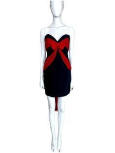 Moschino Couture Fall Winter 1995 The Nanny Fran Fine black corset strapless mini dress with red wrap silk polka dot bow Sweetheart neckline Boned on the sides Side zip closure Marked size 44 (IT) Best fit: M Made in Italy - pinned on the mannequin - - Seen on Fran Drescher (Fran Fine) in the tv show the Nanny! (Season 3 Episode 25) - Condition: Excellent Measurements (taken flat): Armpit to armpit: 42 cm / 16,5" Waist: 39 cm / 15" Length: 71 cm / 28" -- -- CONDITION GLOSSARY -- -- DEADSTOCK: th Black Corset Strapless, Fran Black Dress, Fran Fine Black Dress, Fran Fine Leopard Print, The Nanny Fran, Schiaparelli Mini Dress, The Nanny Named Fran, Nanny Fran, Die Nanny