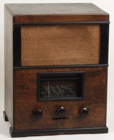 an old fashioned radio sitting on top of a table