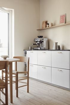 the kitchen is clean and ready to be used for breakfast or dinner time, as well as coffee