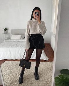 Leder Shorts Outfit, Leather Shorts Outfit, Lederhosen Outfit, Black Leather Shorts, Winter Fashion Outfits Casual, Cold Outfits, Trendy Fall Outfits, Stylish Sweaters, Causual Outfits