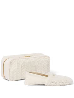 cream white virgin wool-cashmere blend shearling gold-tone hardware cable knit logo lettering round toe slip-on style branded insole flat sole two separate pieces Slippers Black, Shearling Slippers, Knit Logo, Miu Miu Shoes, Logo Items, Iconic Bags, Demi Fine Jewelry, Boot Pumps, Exclusive Fashion