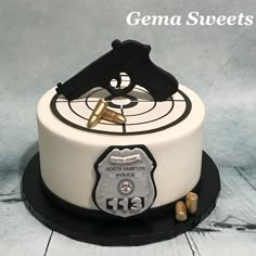 Birthday cake for a police officer by Gema Sweets. Birthday Cake Police Theme, Swat Birthday Cake, Police Themed Birthday Cake, Simple Police Cake