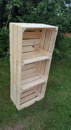 an empty wooden shelf sitting in the grass