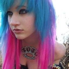 Indie Scene Hairstyles, Scene Girl 2000s, Blonde Scene Girl, Scene Girl Fashion, Emo Scene Aesthetic, Pink And Blue Scene Hair, Emo Teen, Light Pink Scene Hair, Emo Scene Girls 2000s