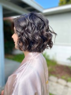 Beach Waves Short Hair Wedding, Short Hairstyle Party Wedding, Short Hair Curl Styles Wedding, Fancy Bob Hairstyles Wedding, Short Curled Hairstyles Wedding, Bridal Hair Short Bob Curls, Short Hairstyle Women For A Wedding, Curled Bob Wedding Hair, Wedding Hair Bob With Bangs