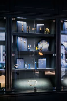 a display case filled with lots of jewelry