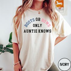 a woman wearing a t - shirt that says roots or bows only auntee knows