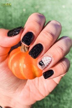 Cute pumpkin and ghost designs on short nails for a playful Halloween vibe. Ghost Nail Designs, Halloween Nails Inspo, Nail Designs For Halloween, Ongles Halloween, Short Halloween Nails, Ongles Beiges, Simple Halloween Nails, Ghost Nail, Fun Halloween Nails