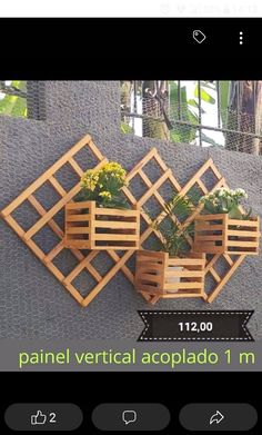 a wooden planter with flowers in it on the wall next to a sign that says panel vertical acoplado 1 m