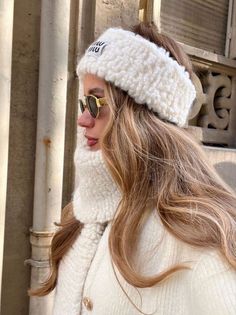 Winter Headband Outfit, Winter White Outfit, Professional Chic, Headband Outfit, Winter Fashion Outfits Casual, Winter Headbands, Easy Winter Outfit, Winter Hairstyles, Look Stylish