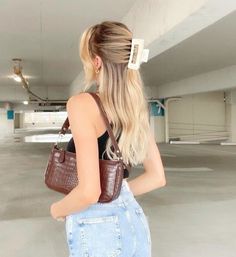 Grace Ivers | The mistake | Off campus | Elle Kennedy | Books Aesthetic Clip Aesthetic, Clip Hairstyles, Hair Claw Clips, Hair Essentials, Long Blonde, 2021 Fashion, Claw Clips, Long Blonde Hair, Hairstyles For School