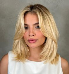 Golden blonde shades are ultimate 2024 hair trend and real hair envy! Here are the best golden blonde hair color ideas to keep your glowing all season long! #mediumlengthhaircut Collarbone Length Hair, Golden Blonde Hair Color, Messy Bob Hairstyles, Golden Blonde Hair, Blonde Hair Inspiration, Short Blonde, Short Blonde Hair