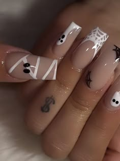 Halloween Nail Ideas Acrylic Coffin, Simple Cute Nails Halloween, Halloween Nail Ideas Coffin, Spooky Nails Inspiration, Horror Nails Halloween Simple, Spooky Nails Disney, Acrylic Nail Halloween Designs, Scary Short Nails, October Nail Designs Almond