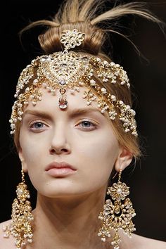 Impressive headdress Lily Donaldson, Makeup Collection, Headdress, Headpiece, Tiara, Hair Hair, Gold Jewelry, A Woman