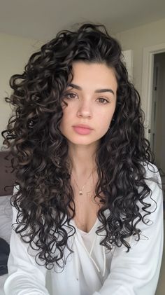 Curly Framed Face, Middle Length Curly Haircut, Black Curly Hair Pale Skin, Long Curly Hair Layers Haircuts, 2c Curly Haircut, Curly Medium Haircuts, Haircut For Curly Hair For Women, Prom Hair Tutorials, Curly Hair Oval Face