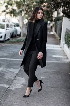 3 Ways To Style A Turtleneck Turtleneck under vest #autumn #winter Comfortable Work Clothes, Sara Donaldson, Black Fall Outfits, Maxi Blazer, Look Office, Style Lookbook, Total Black, Looks Black, Black Outfits