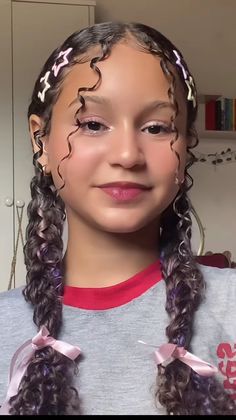 Penteados💋 Curly Birthday Hair, Work Curly Hairstyles, Curly Hairstyles With Accessories, Cute Curly Hairstyles Easy, Creative Curly Hairstyles, Cute Hairstyles Curly, Cute Hair Clips