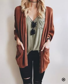 comfy orange cardigan with black ripped jeans and sunnies. Teen Outfit Ideas, Teens Outfits, Pakaian Hipster, Coloured Jeans, Hipster Fall, Trendy Party Outfits, Outfit Ideas For Fall, Winter Outfits For School, Hipster Sweater