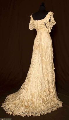 vintage lace wedding dress - TRAINED IRISH CROCHET GOWN, c. 1908 via www.frenchweddingstyle.com #weddingdress Crochet Gown, Detail Couture, Vintage Lace Weddings, Crochet Wedding, Antique Dress, Retro Mode