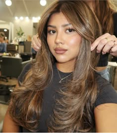 Tan Skin Balayage, Hair Color For Dark Skin Latinas, Mexican Blonde Hair Highlights, Honey Brown Hair Tan Skin, Latina Hair Highlights, Honey Brown Hair Latina, Highlights On Latina, Honey Brown Highlights On Brown Hair, Honey Brown Hair On Brown Skin