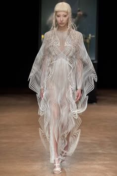 Iris Van Herpen Couture, Weird Fashion Trending, Weird Fashion, Couture Collection