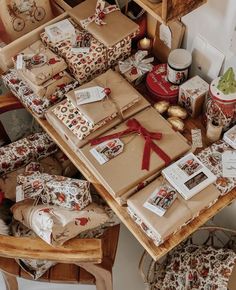 many wrapped presents are sitting on the table