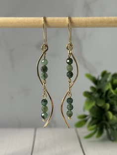 These Sweet Peas Earrings, featuring African Emerald faceted beads gemstones dropped in 14K gold filled chain and set in ear hooks and hammered wire, are perfect for adding a sophisticated sparkle to your ears. The premium materials make these earrings durable and long-lasting, so you can be sure they're always looking their very best. African Emerald faceted 14Kgold filled ear hook 14K gold filled chain & hammered wire 2 3/4 inches length I design and hand make each piece from my home studio in Port Richey Fl. I take special care in the supply of each component that will be part of the jewelry. I personally select by hand all gemstones and metals to satisfy every desire of my customers, in addition to the quality I offer in my products.  Please allow me 1-3 business days to make and packa Handmaid Jewelry Ideas, Beaded Jewelry Diy Earrings, Simple Beaded Jewelry Ideas, Wire Jewelry Designs Necklaces, Beaded Dangle Earrings Tutorial, Diy Wire Bead Earrings, Unique Diy Earrings, Wire Bead Earrings Diy, Colorful Dangle Earrings